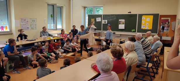 Bienenklasse präsentiert vor Senioren Bienenklasse präsentiert vor Senioren