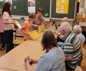 Das Arbeitsmaterial wird genau betrachtet und erklärt! Arbeitsmaterial wird genau betrachtet