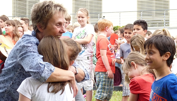 Frau Jacob-Schmitt bedankt sich bei den Kindern