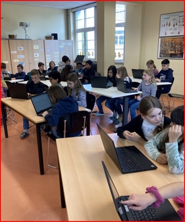 Eifrig wird an den Laptops gearbeitet! Eifrige Arbeit an den Laptops