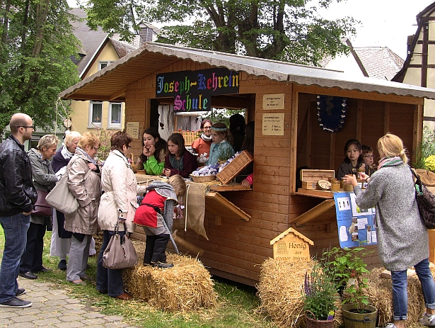 Rege Verkaufstätigkeit am Stand der Joseph-Kehrein-Schule