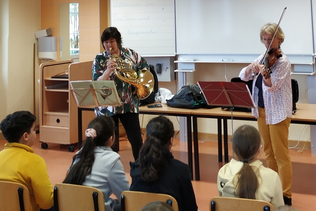 Konzert für Geige und Horn für die Klassen 4! Instrumentalisten stellen ihre Instrumente vor