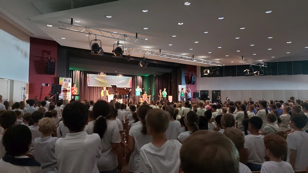 Alle SingPause-Klassen proben in der Turnhalle SingPause Konzert in der Stadthalle