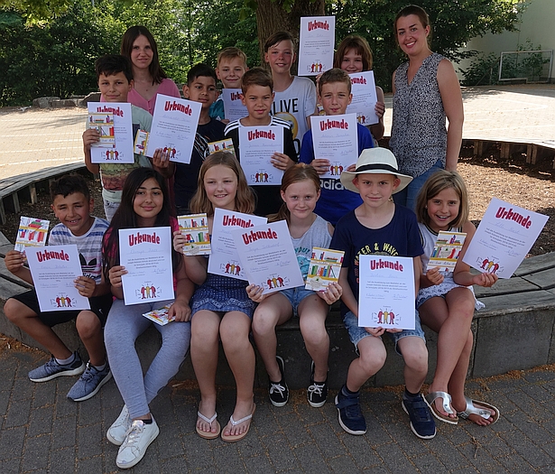 Das Streitschlichter-Team mit ihren beiden betreuenden Lehrerinnen